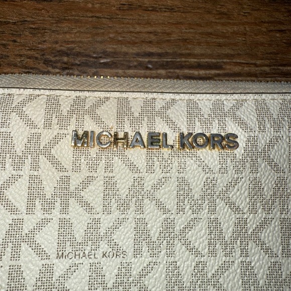 MICHAEL KORS MK Signature PVC Travel Continental Zip Around Wallet - Picture 2 of 9